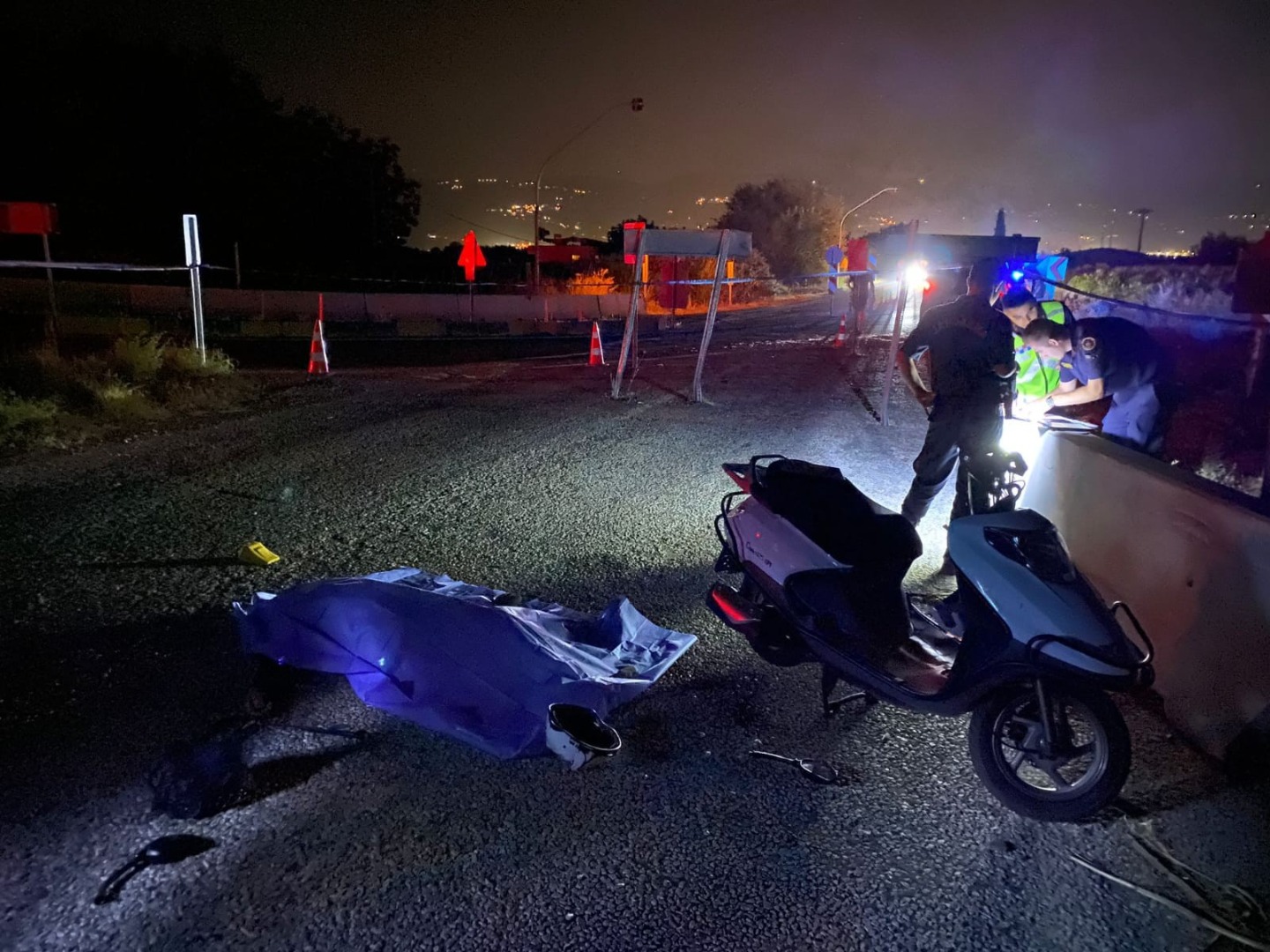 İzmir'in Tire ilçesinde trafiğe kapatılan yola giren motosiklet devrildi: 1 ölü, 1 yaralı