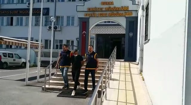 Bursa'da 7 ticari araç çalan hırsız, çalıntı minibüsle yakalandı