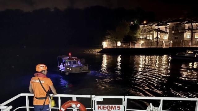 Beykoz önlerinde arızalanan tekne kurtarıldı