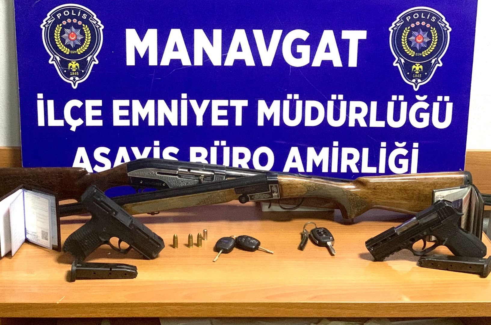 Antalya'da evde ruhsatsız tabanca ve tüfek ele geçirildi