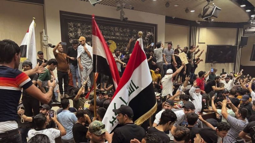 Irak'ta resmi kurumlar tatil edildi | Protestocular Meclis'i bastı