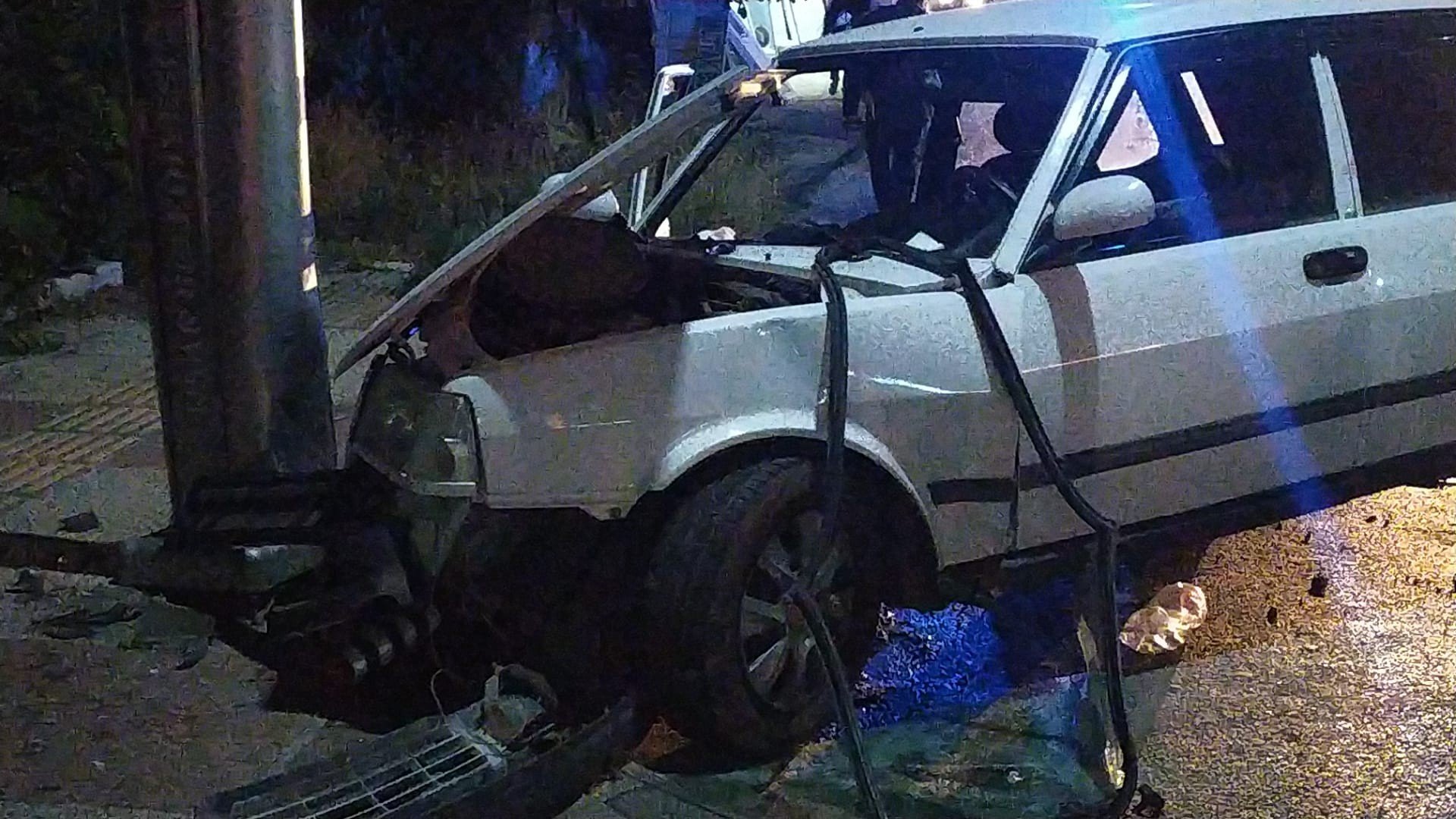 Alkollü sürücü aydınlatma direğine çarptı: 2 yaralı
