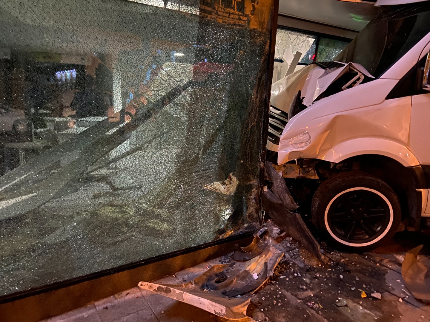 Kağıthane’de sürücüsü öksürük krizine giren servis minibüsü bankaya girdi: 1 yaralı