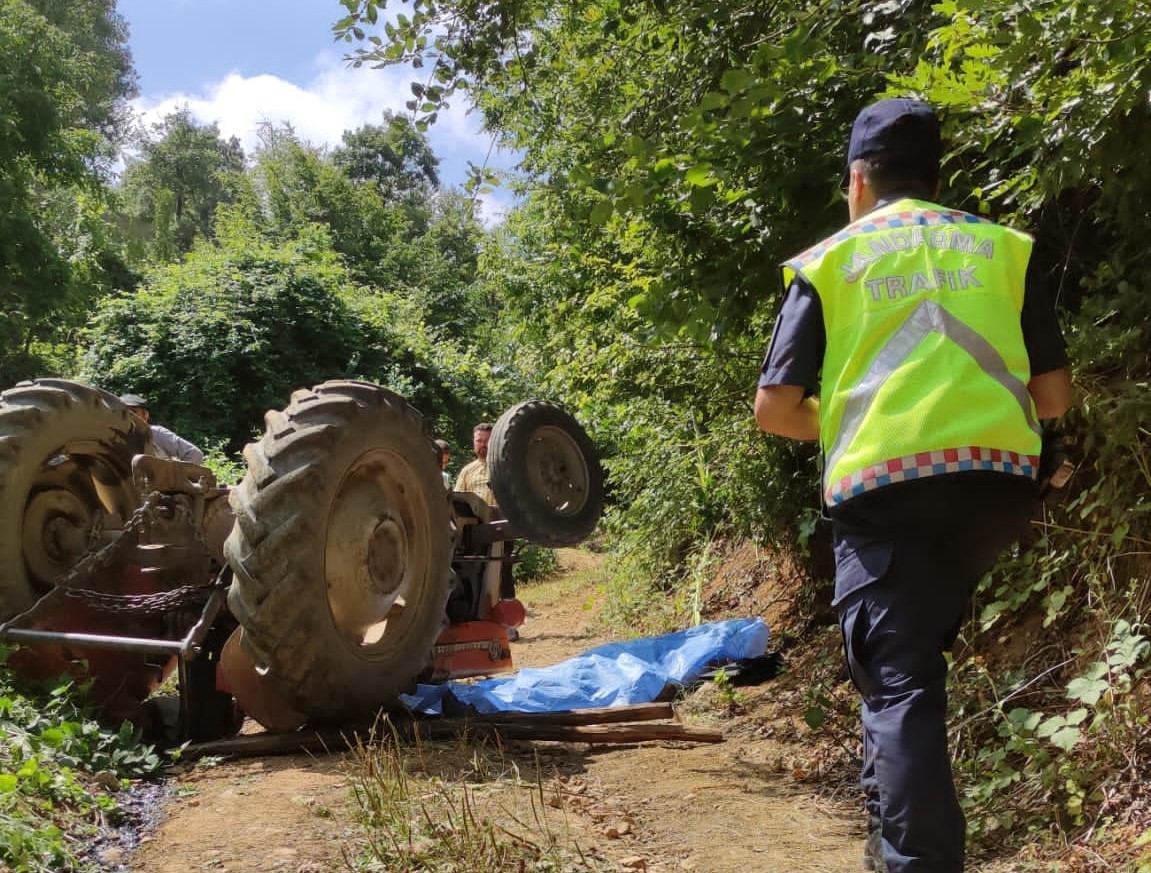 Kontrolünü kaybeden tuğla yüklü traktör devrildi: 1 ölü