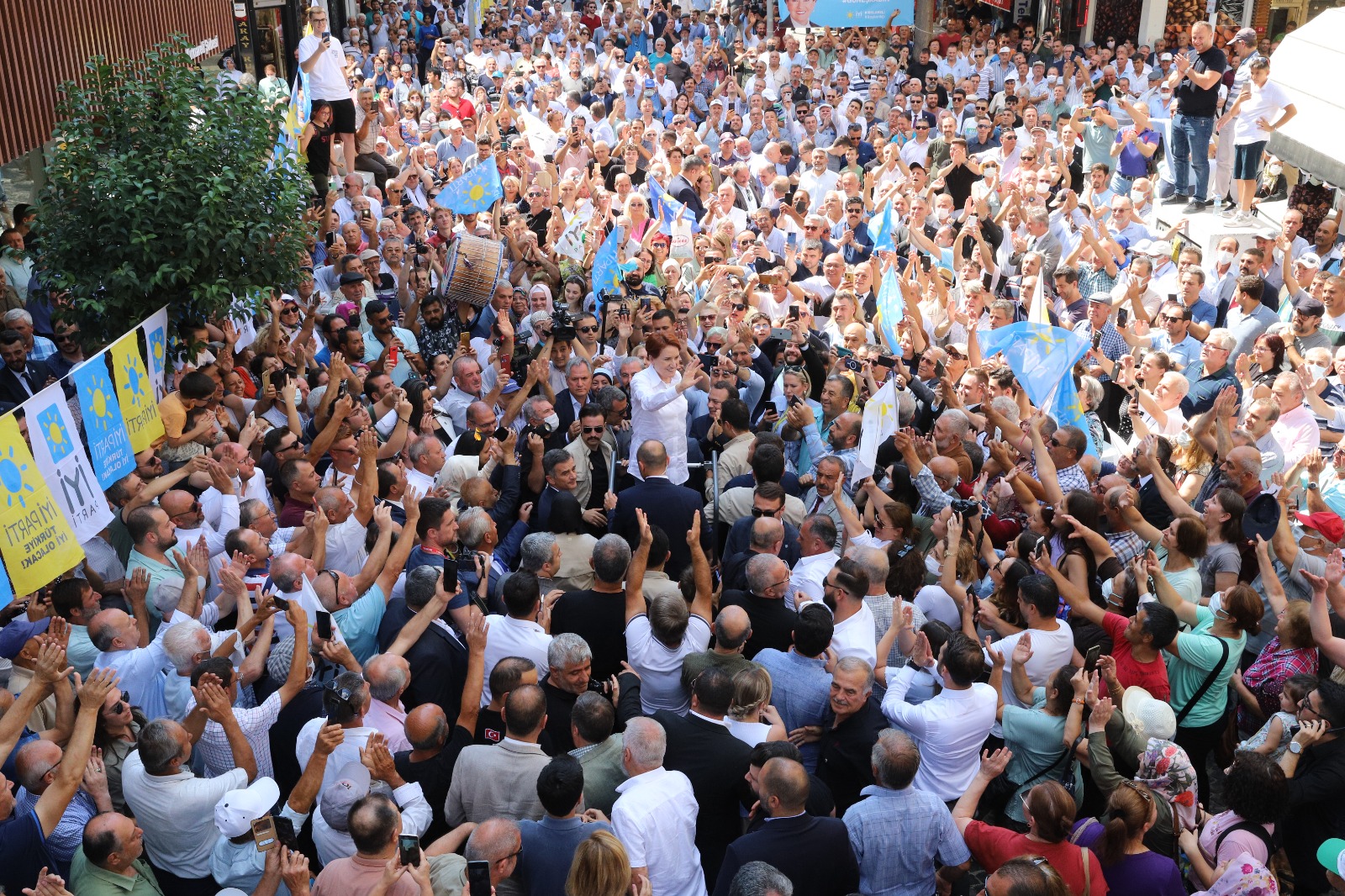Akşener Kırklareli'nde esnaf ve vatandaşlarla bir araya geldi. Vatandaş anlattı Akşener dinledi