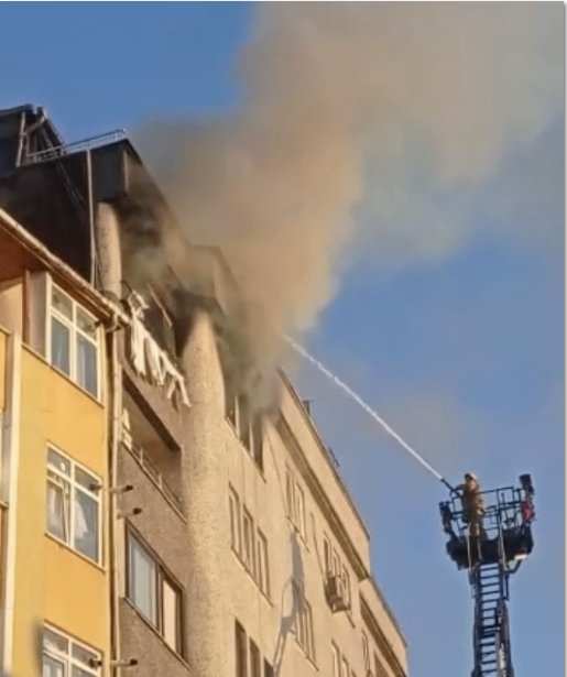 İstanbul Kağıthane’de elektrik kontağından çıkan yangında bir daire alevlere teslim oldu