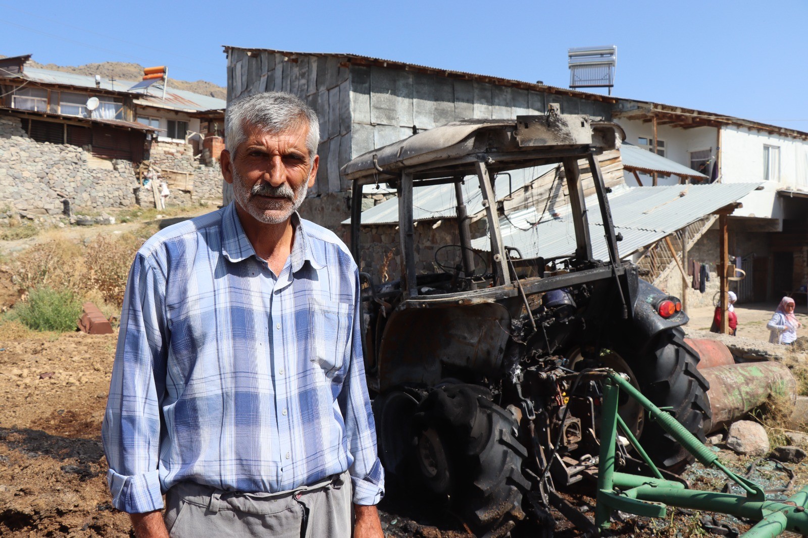 Erzurum’un Oltu ilçesinde kimliği belirsiz kişiler bir çiftçinin evinin önünden traktör ve 850 balya otunu yaktılar