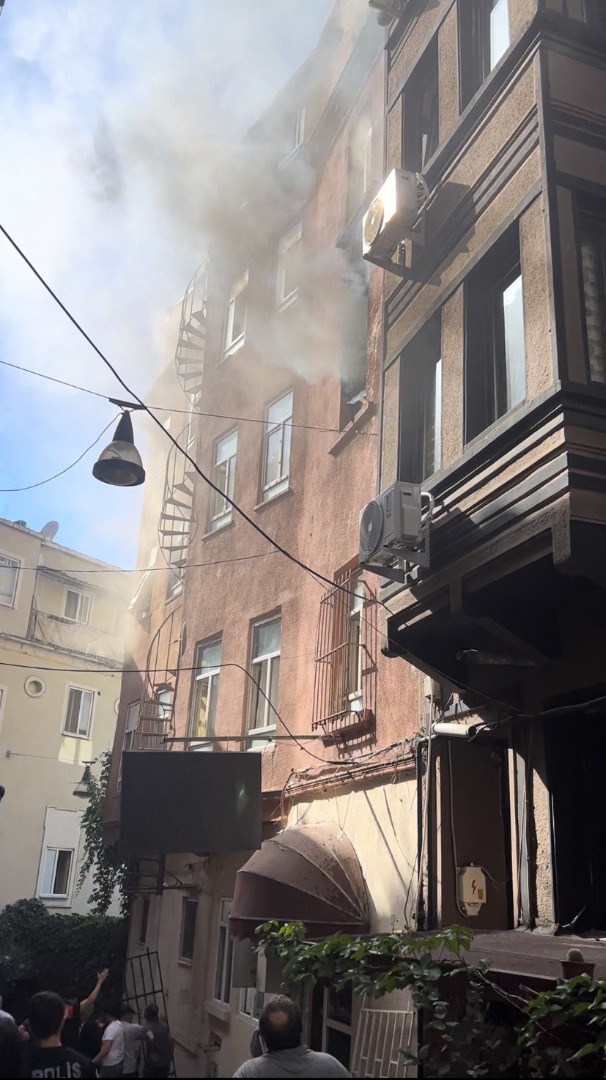 Beyoğlu'ndaki otelde yangın paniği  