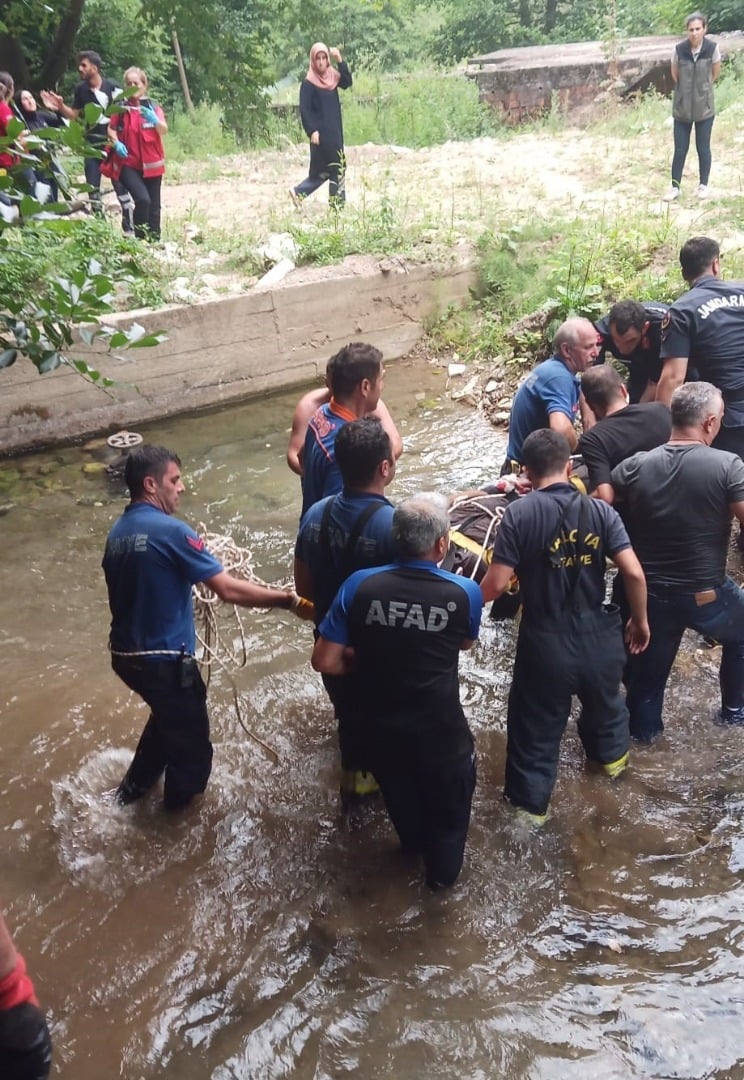 Dere yatağına düşen kepçedeki operatör hayatını kaybetti  