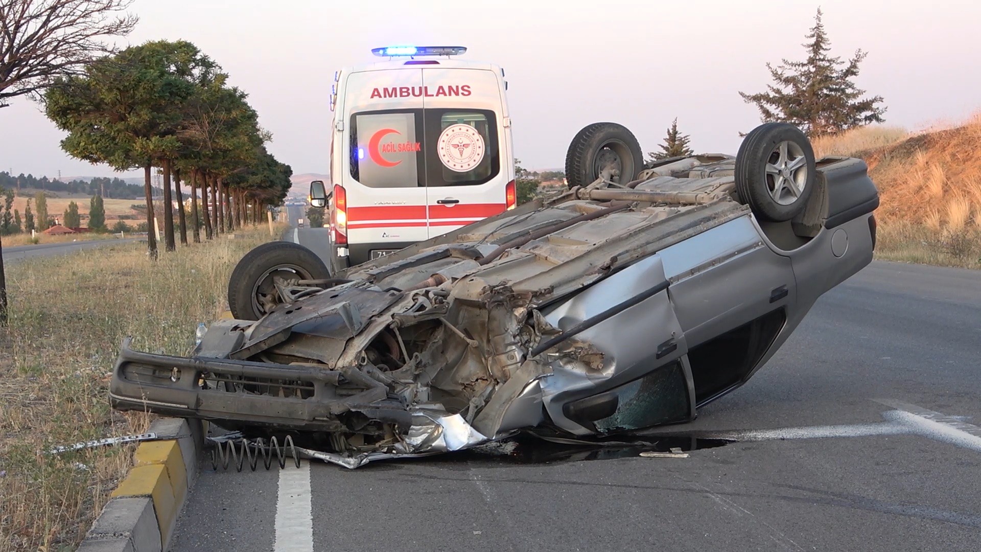 Kırıkkale'de bir  otomobil tıra çarparak takla attı: 1 yaralı
