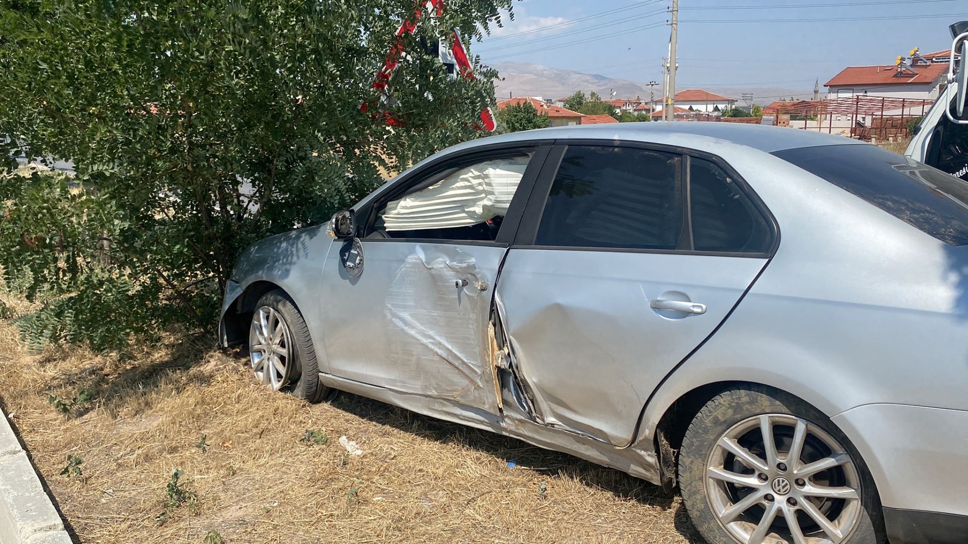 Afyonkarahisar’da refüje girip ağaçları yıkan otomobilde anne ve oğlu yaralandı