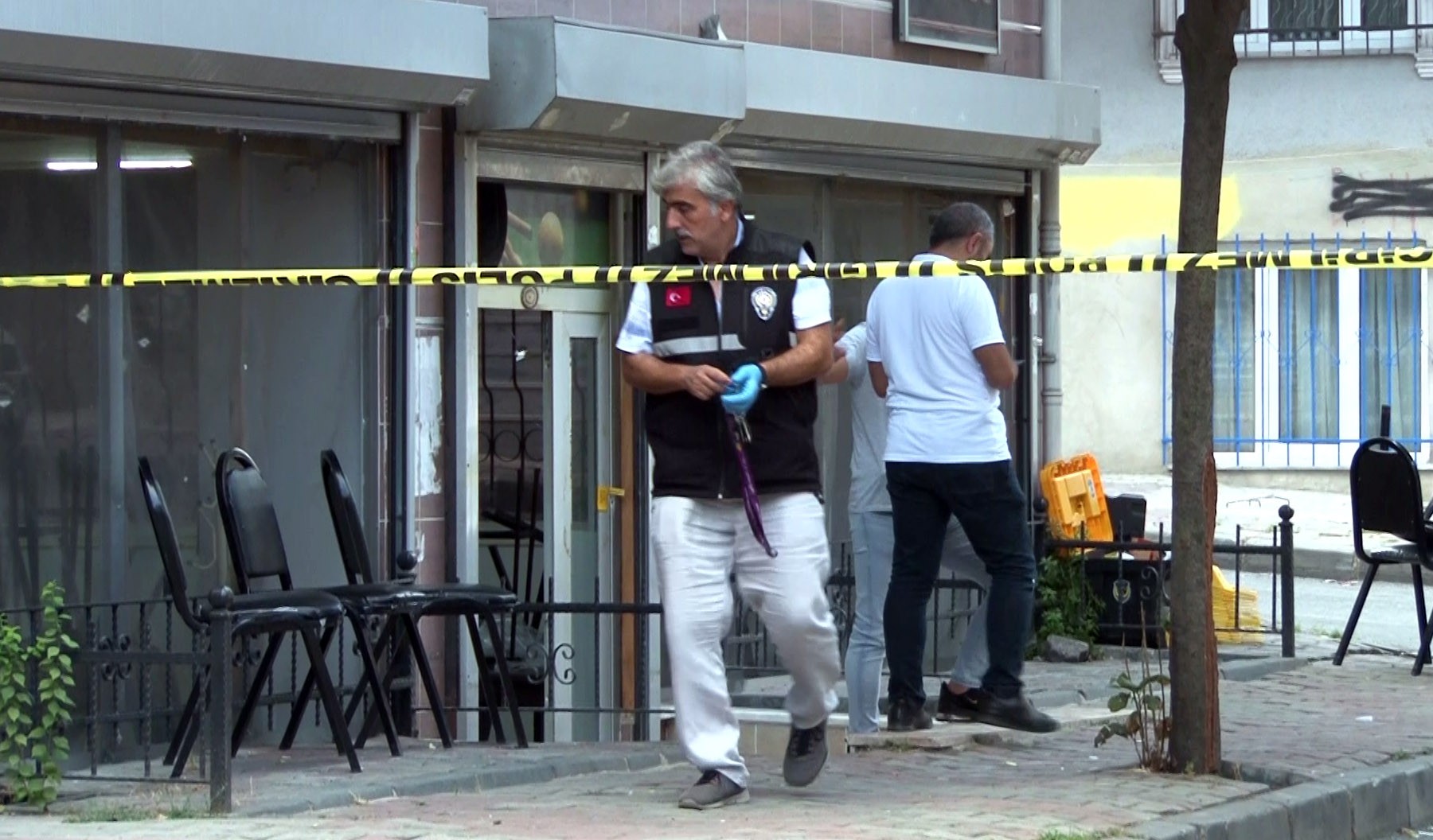 Sultangazi’de uzun namlulu silahlarla kahvehaneyi taradılar: 2 yaralı   