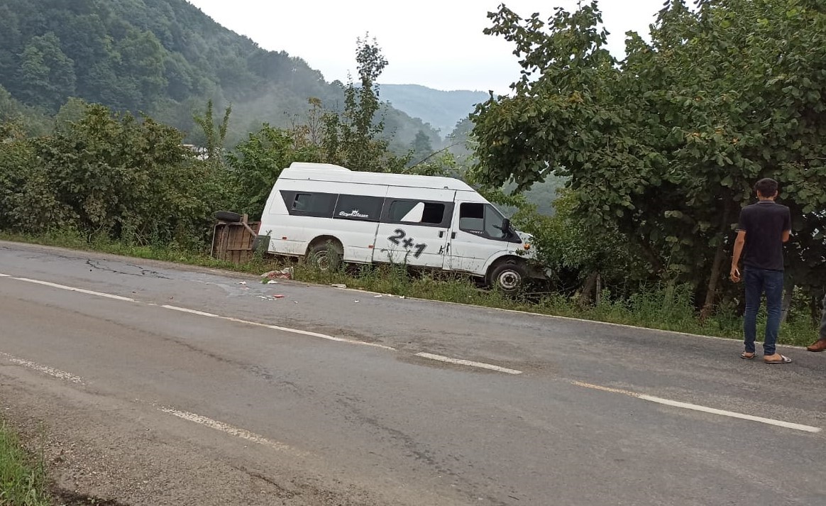 Ordu'da fındık işçilerini taşıyan minibüs kaza yaptı: 13 yaralı