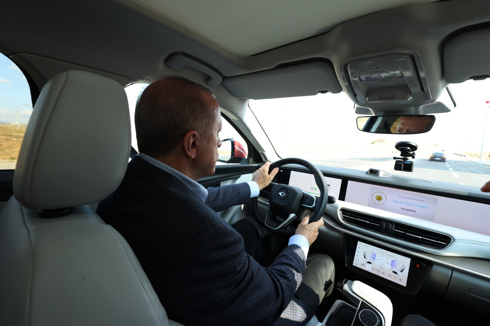 Cumhurbaşkanı  Erdoğan, TOGG’la test sürüşü yaptı