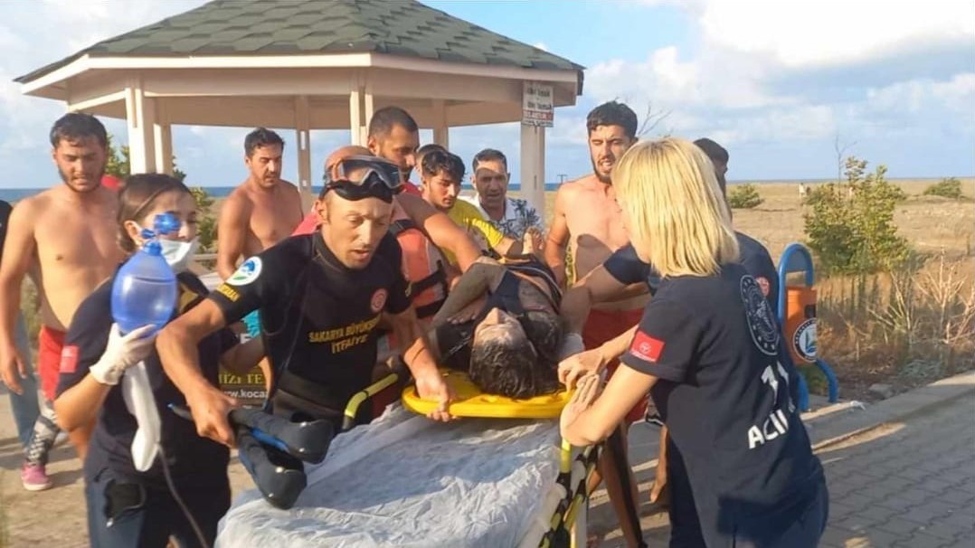 15 yaşındaki genç kız Sakarya’da denizde boğulma tehlikesi geçirdi hastanede hayatını kaybetti