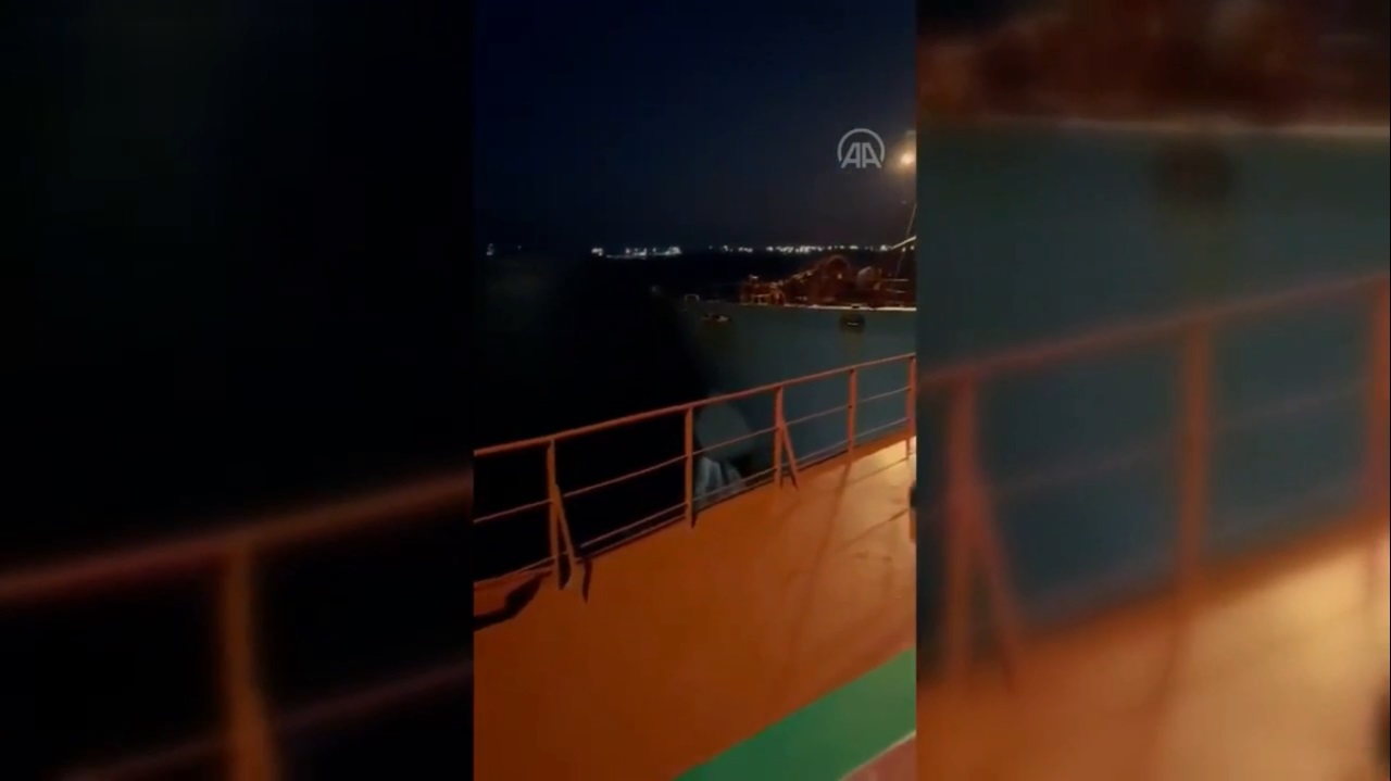 İstanbul açıklarında iki gemi çarpıştı o anlar kamerada