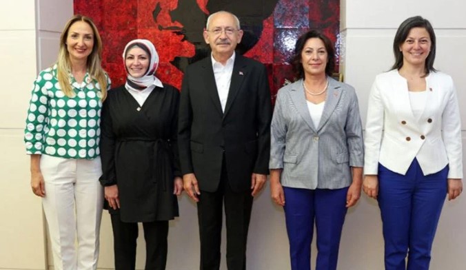 Kemal Kılıçdaroğlu'ndan partisinin 90 bininci kadın üyesine rozet