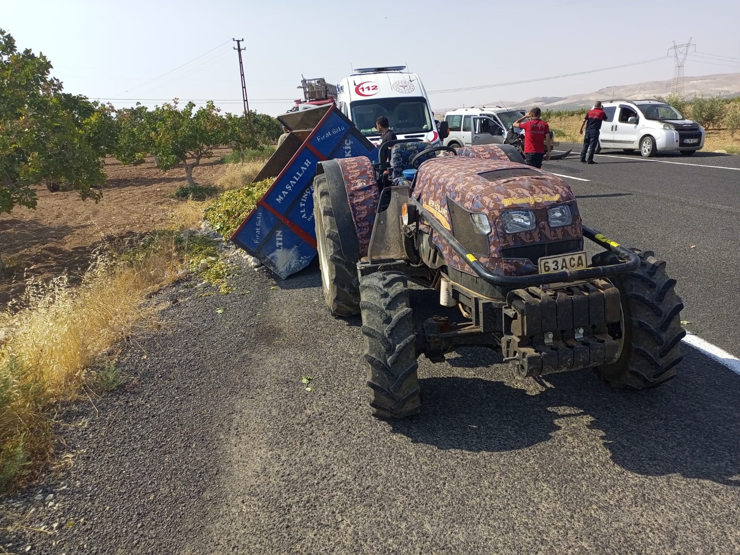 Hafif ticari araç traktöre çarptı: 2 yaralı