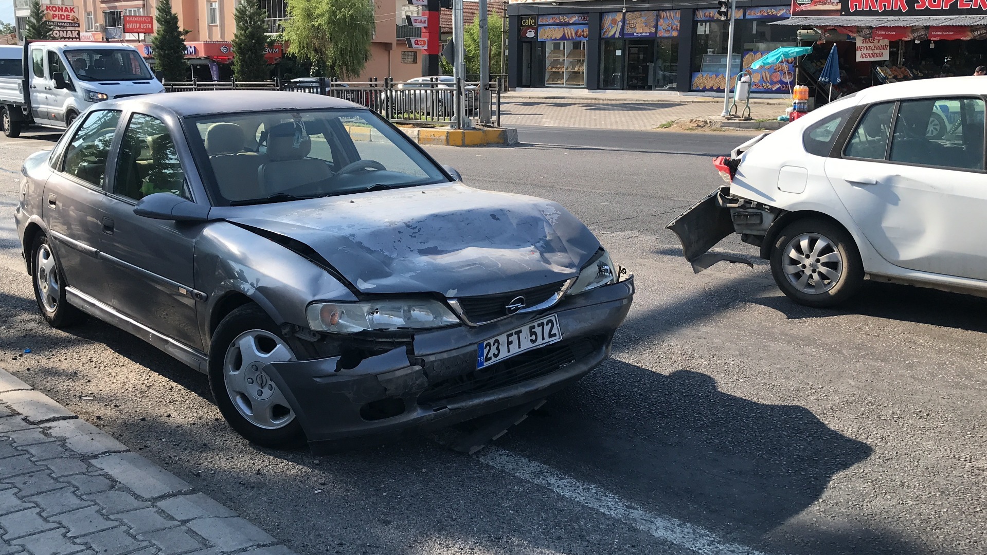 Elazığ’da iki otomobil çarpıştı: 3 yaralı