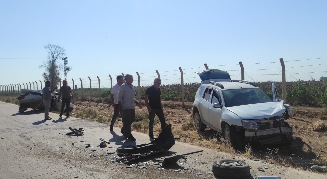 Şanlıurfa'da hafif ticari araçla otomobil çarpıştı: 5 kişi yaralandı