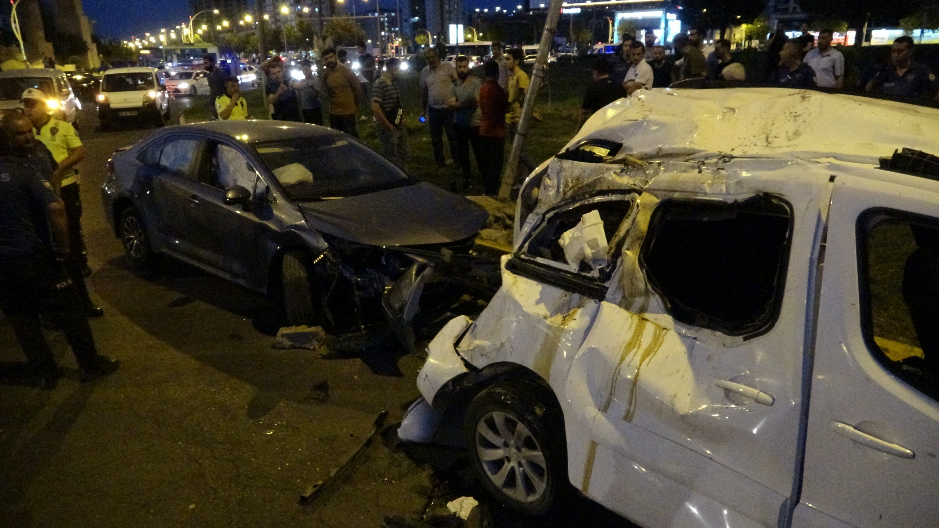 Diyarbakır’da takla atan otomobil başka bir aracın üzerine düştü. 4’ü çocuk 10 yaralı  