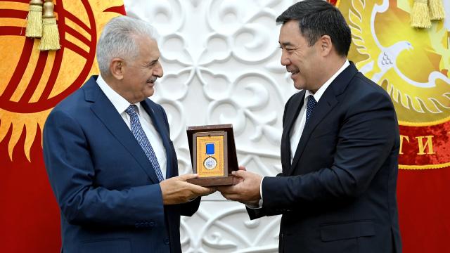 Kırgızistan Binali Yıldırım'a devlet nişanı verdi