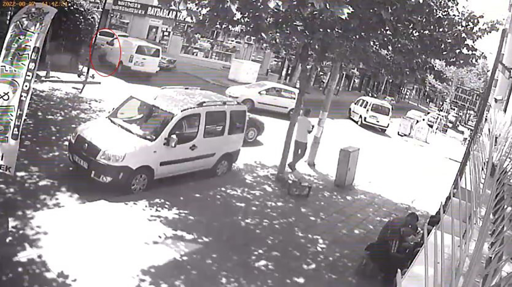 Tekirdağ’da bir yaşlı adama çarpan minibüs kameralara yansıdı