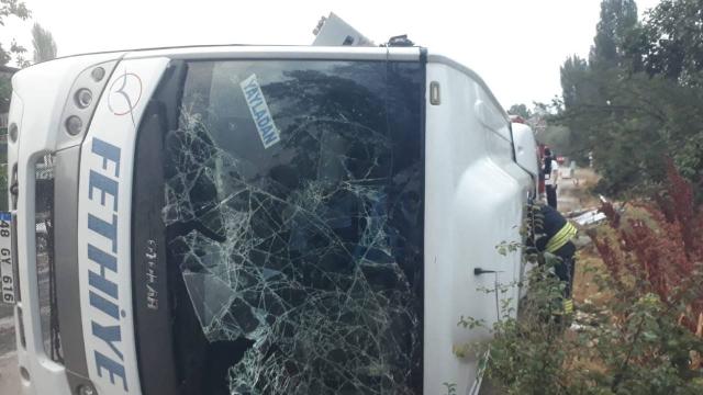 Antalya'da midibüs devrildi. 19 yaralı