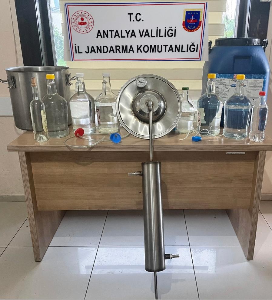 Antalya'da sahte alkol üreten şahsın evine operasyon