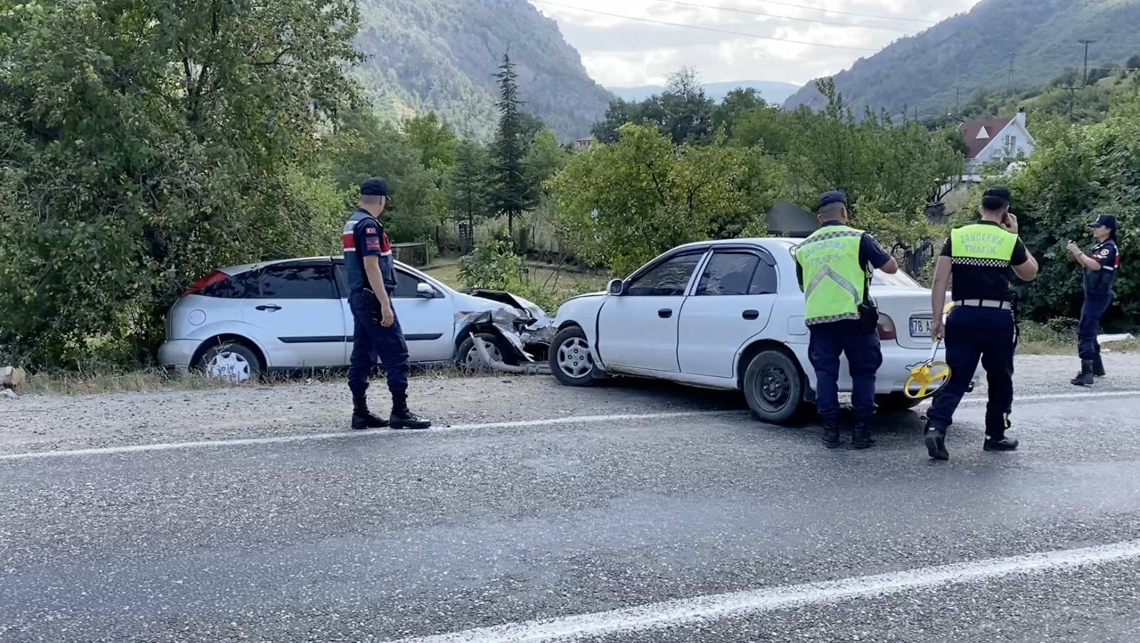 Karabük'te iki otomobil çarpıştı: 5 kişi yaralandı