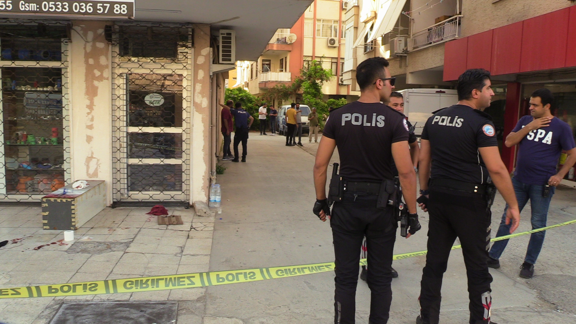 Antalya'da ihbara giden polis silahla yaralandı