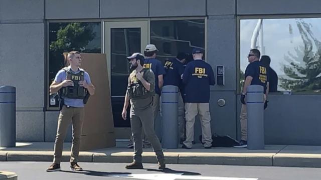 Silahlı bir kişi FBI ofisine girmeye çalıştı