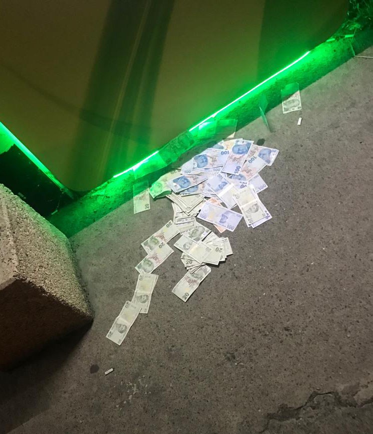 Zonguldak'ta bir ATM, kapasitesinden fazla yüklenen parayı yola saçtı