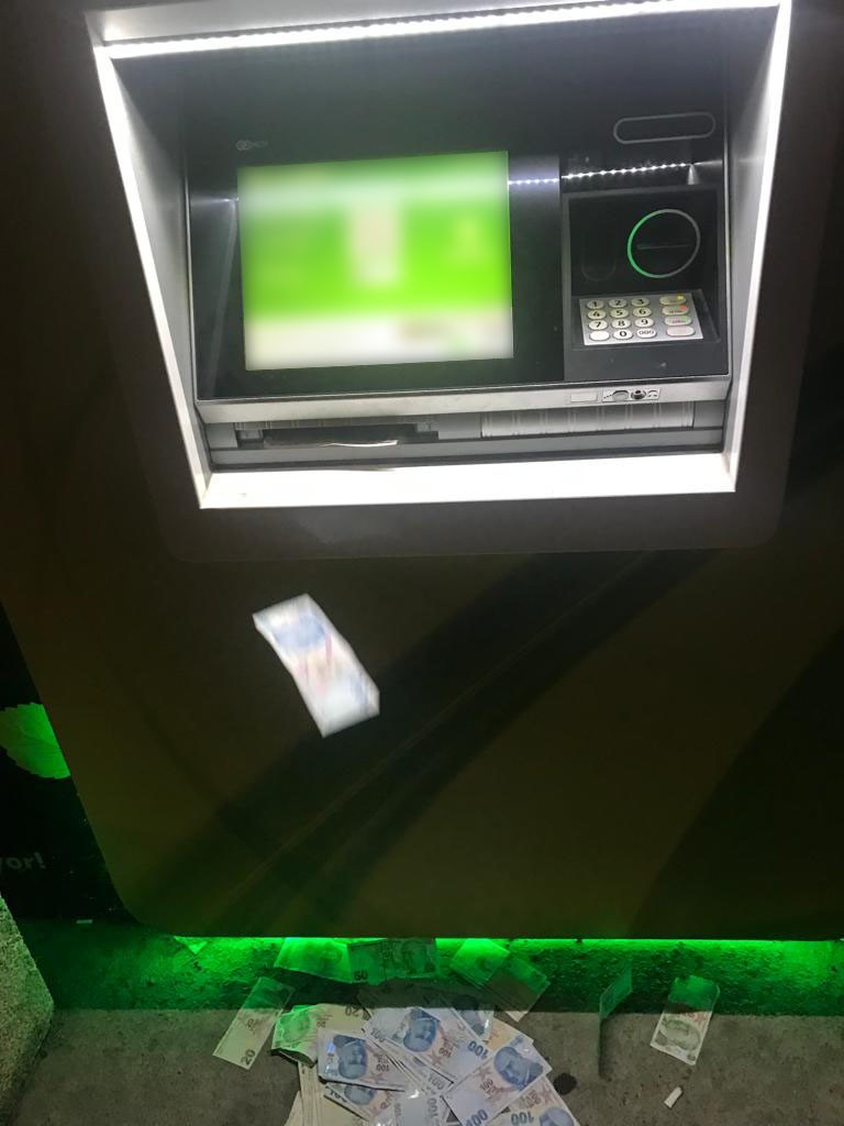 ATM'den paralar saçıldı: Vatandaş arkasına bakmadan yoluna devam etti