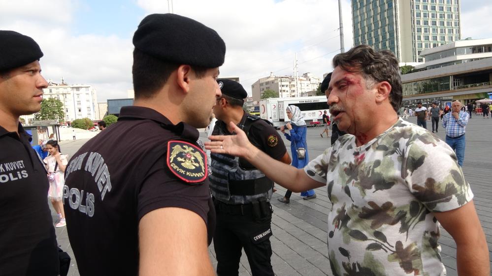 Taksim'de seyyar satıcı terörü. Turisti dövdüler