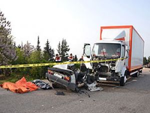 Adana'da otomobil ile kamyon çarpıştı