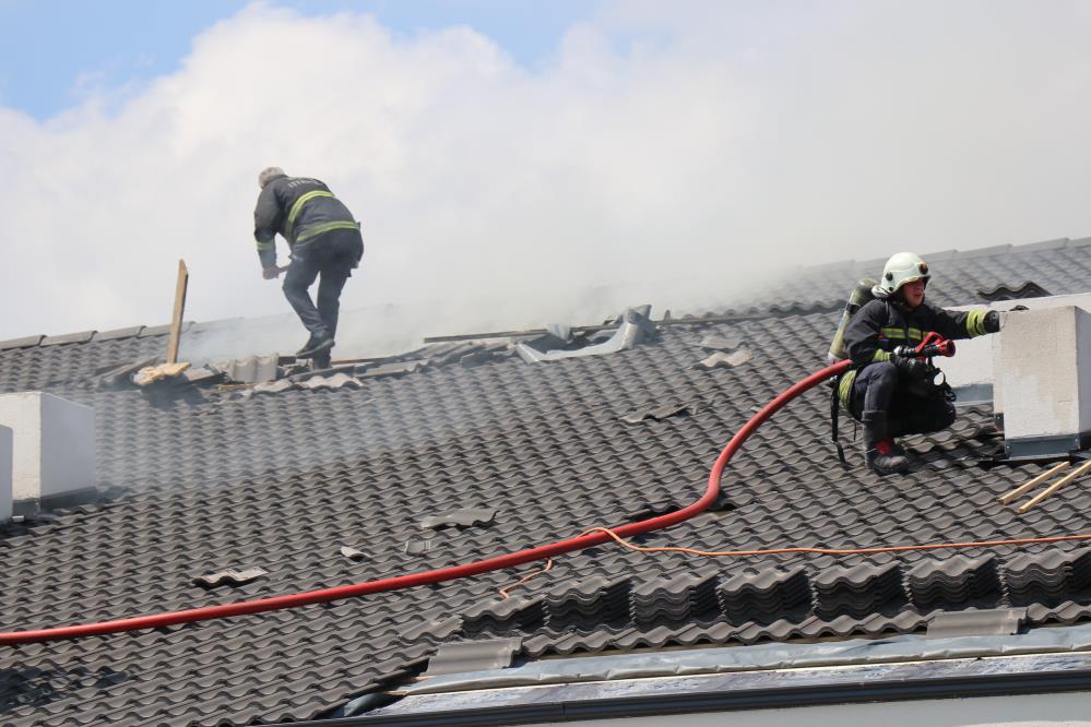5 katlı apartmanda çatı yangını 