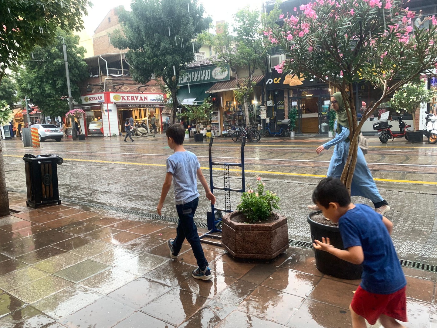 Eskişehir’de şiddetli yağış hayatı felç etti