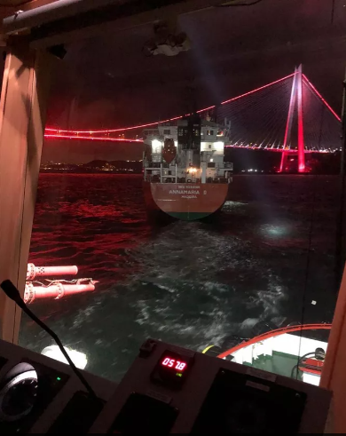 İstanbul Boğazı girişinde makine arızası yapan tanker, emniyetle demirletildi