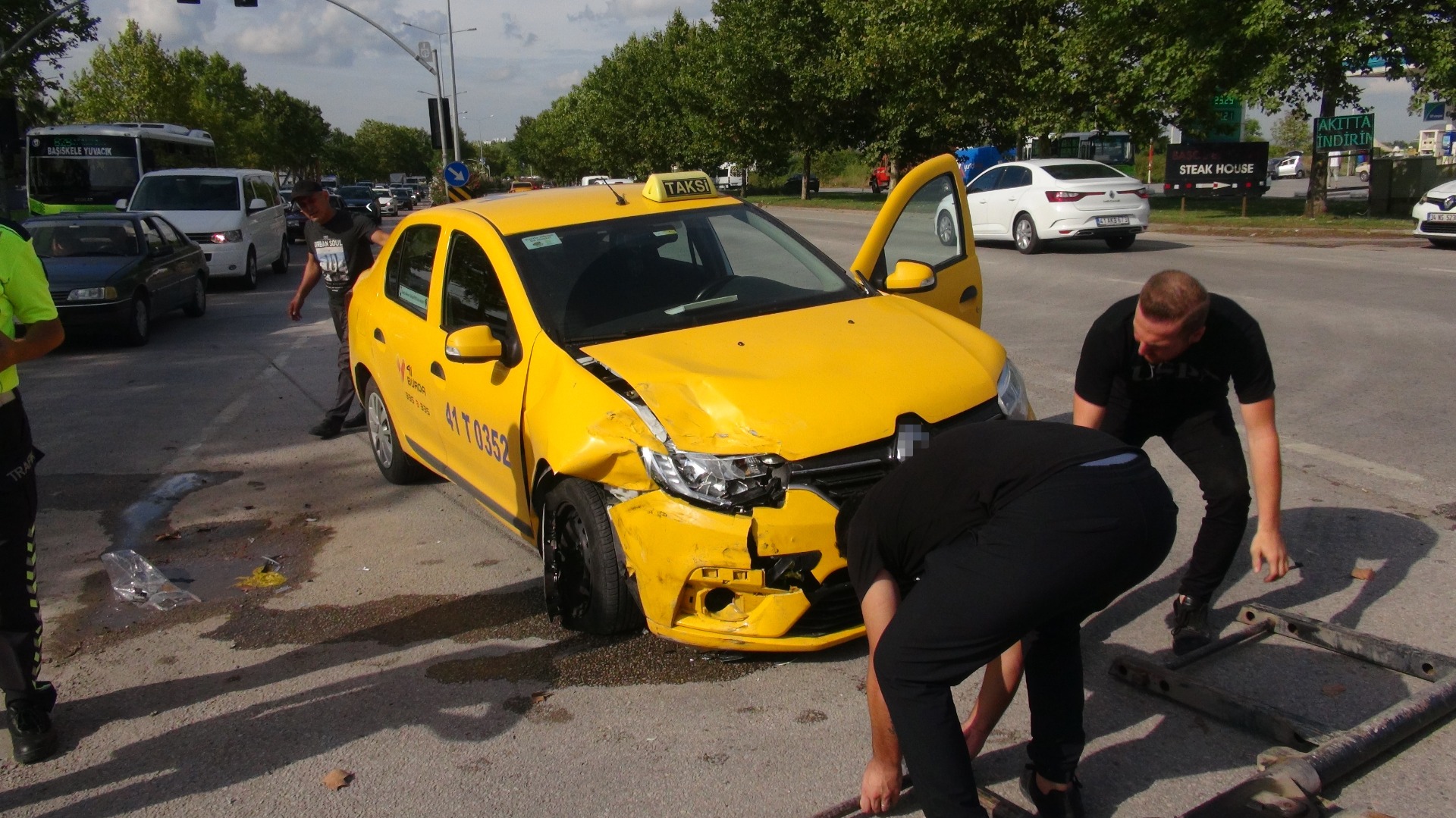 Ticari taksi ile otomobil çarpıştı: 3 yaralı 