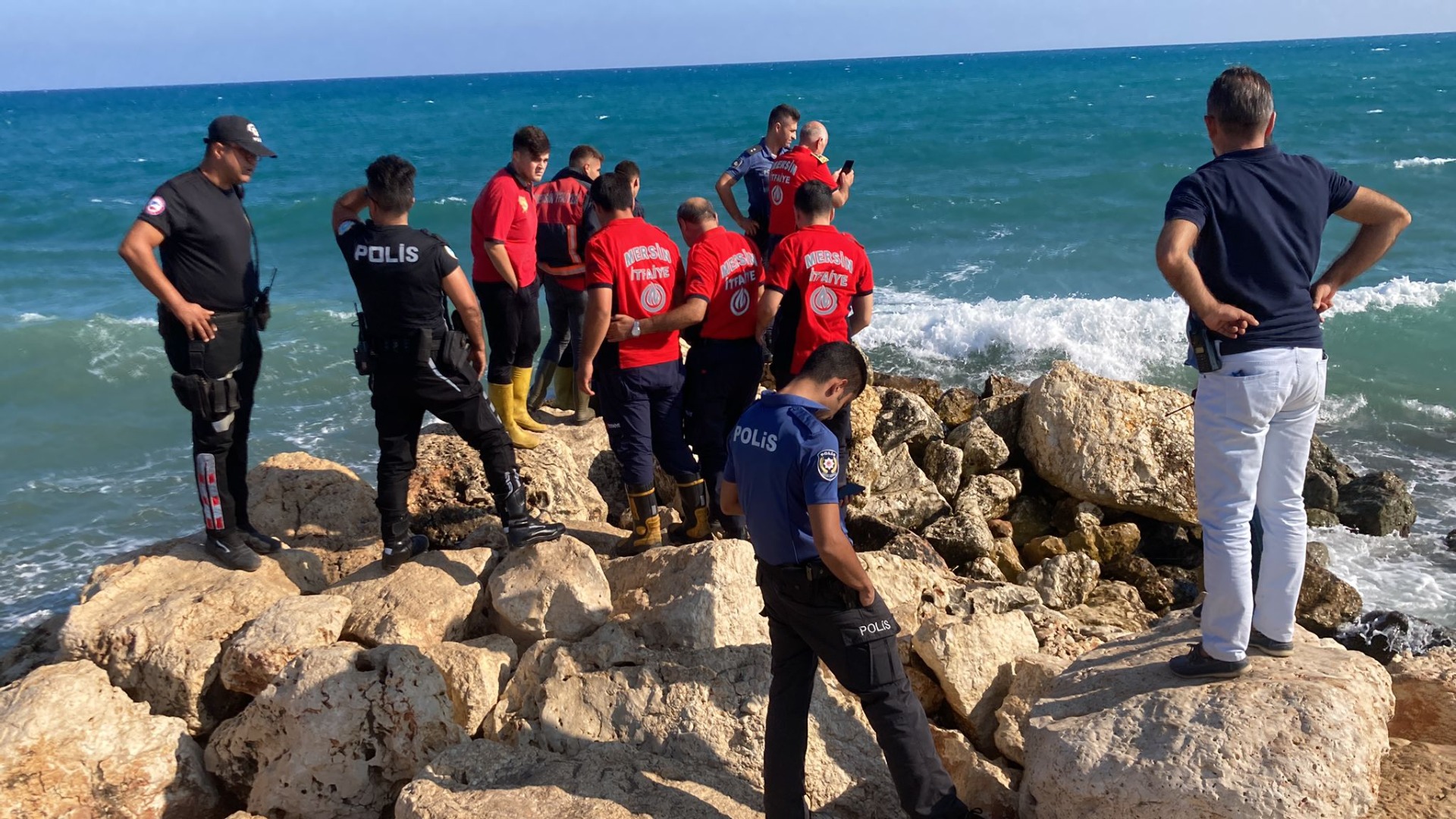 Mersin'de denize giren iki arkadaştan biri boğuldu