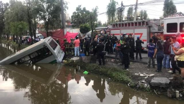 Meksika’da minibüs su kanalına düştü. Çok sayıda yaralı