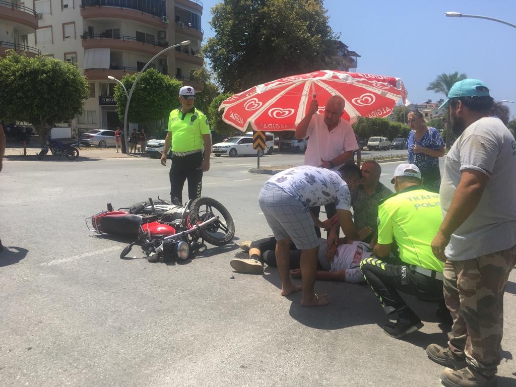 Alanya'da motosiklet ile otomobil çarpıştı: 1’i ağır, 2 yaralı
