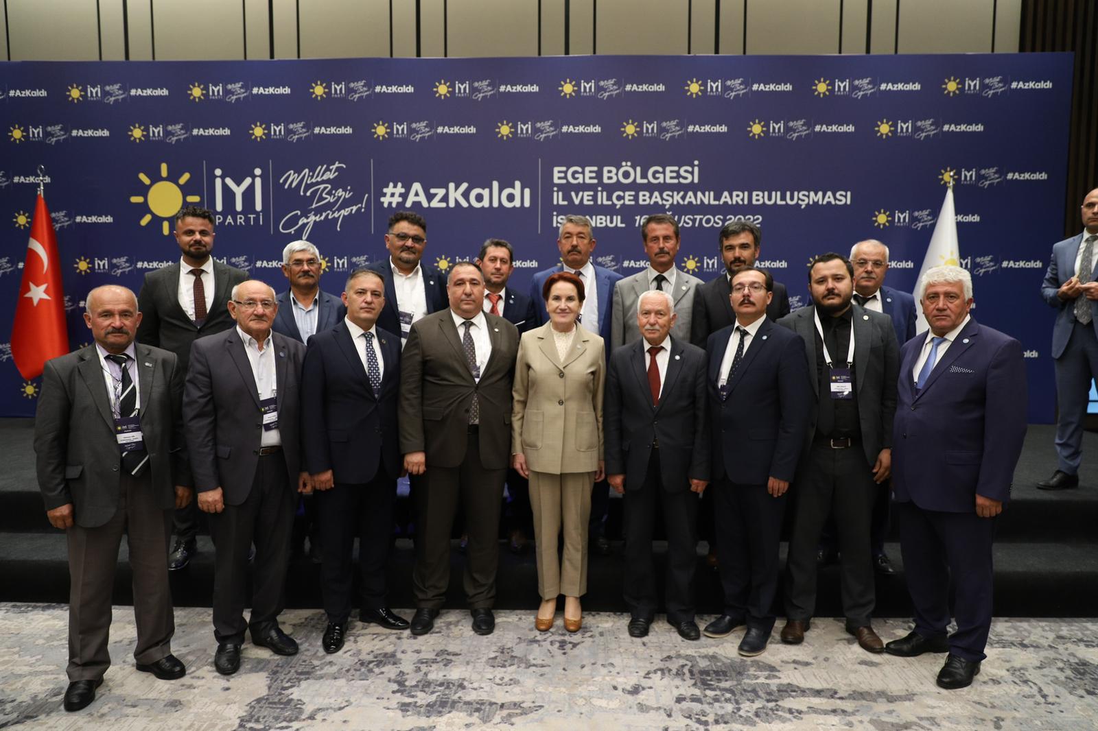 Akşener, partisinin Ege Bölgesi il ve ilçe başkanlarıyla bir araya geldi