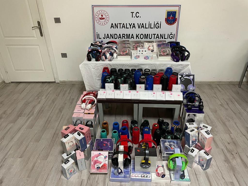 Antalya'da 300 bin TL'lik kaçak elektronik ürünler ele geçirildi