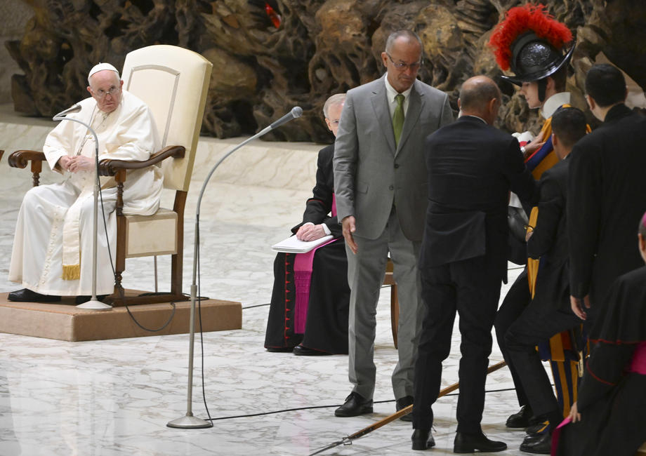 Papa Francis’i korumakla görevli bayıldı
