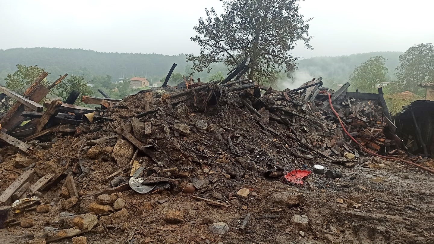 Bursa’da yangın, 3 kişilik aileyi evsiz bırak