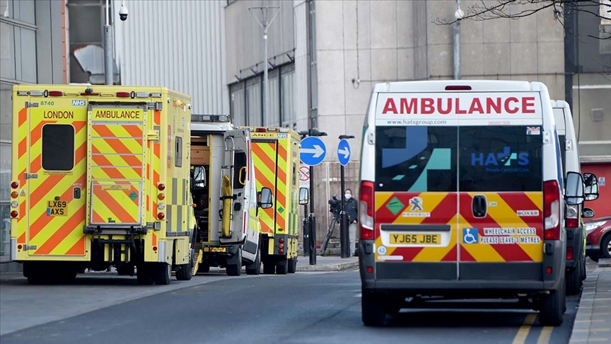 İngiltere'de  90 yaşındaki kadın 40 saat ambulans bekledi