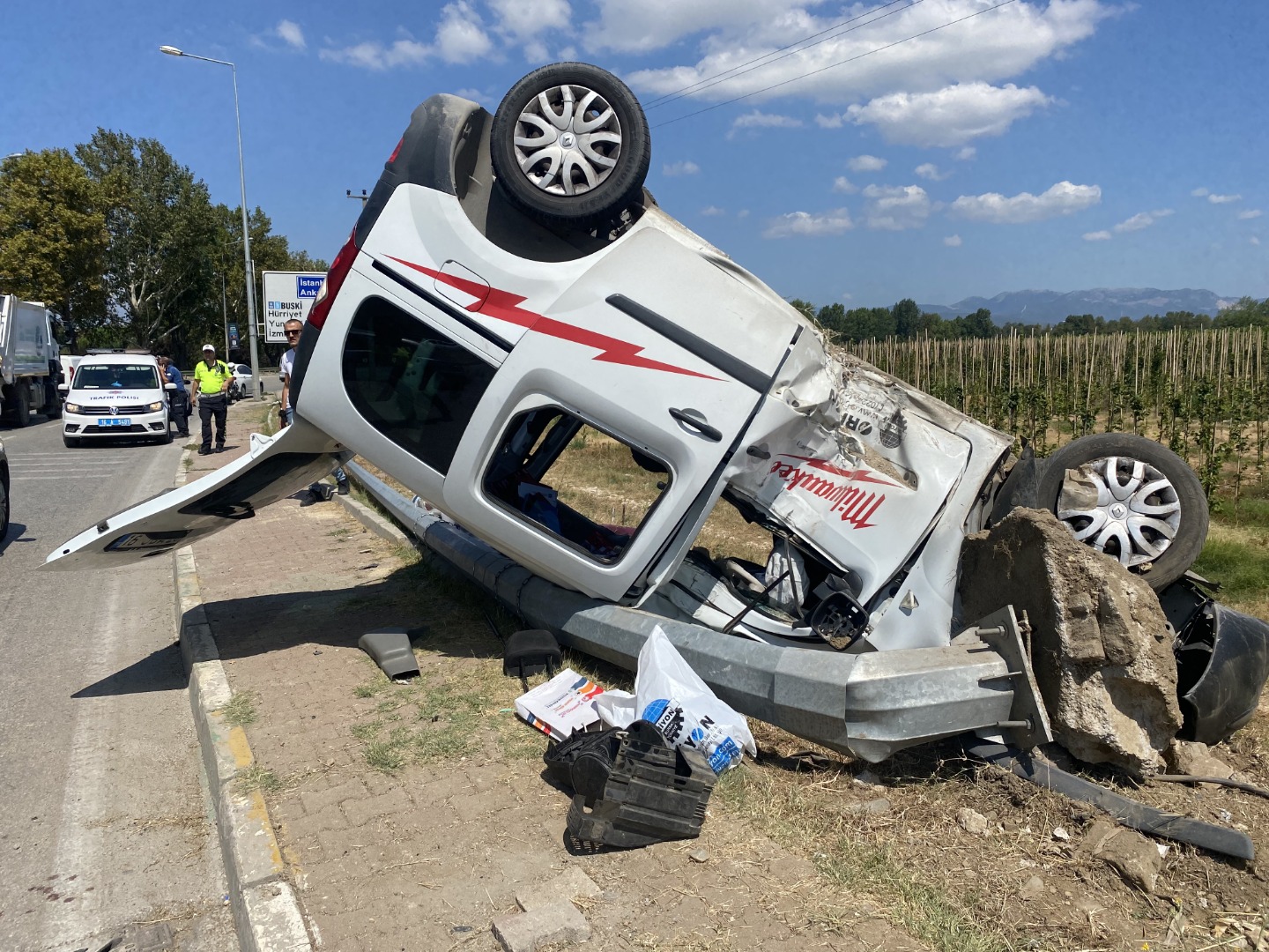 Bursa’da hafif ticari araç takla attı: 1'i ağır 4 yaralı