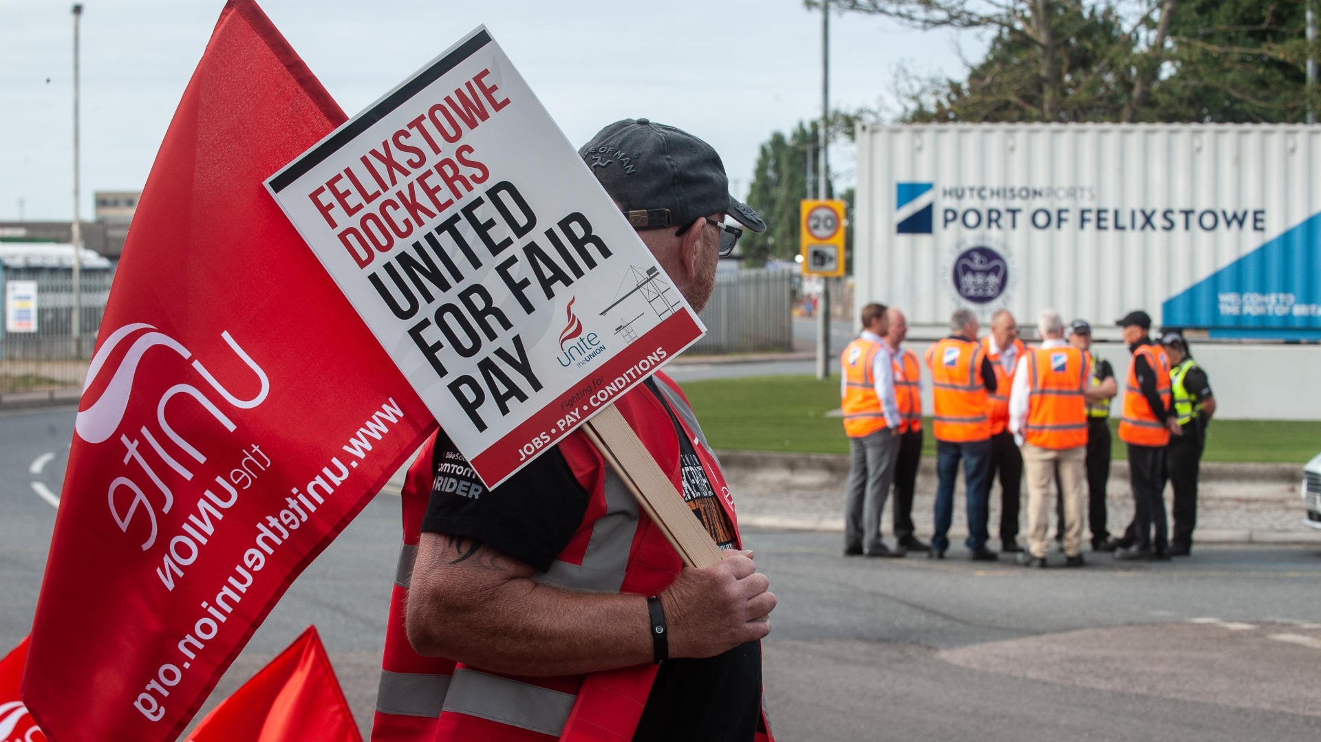 İngiltere'nin en büyük konteyner limanında işçiler greve çıktı